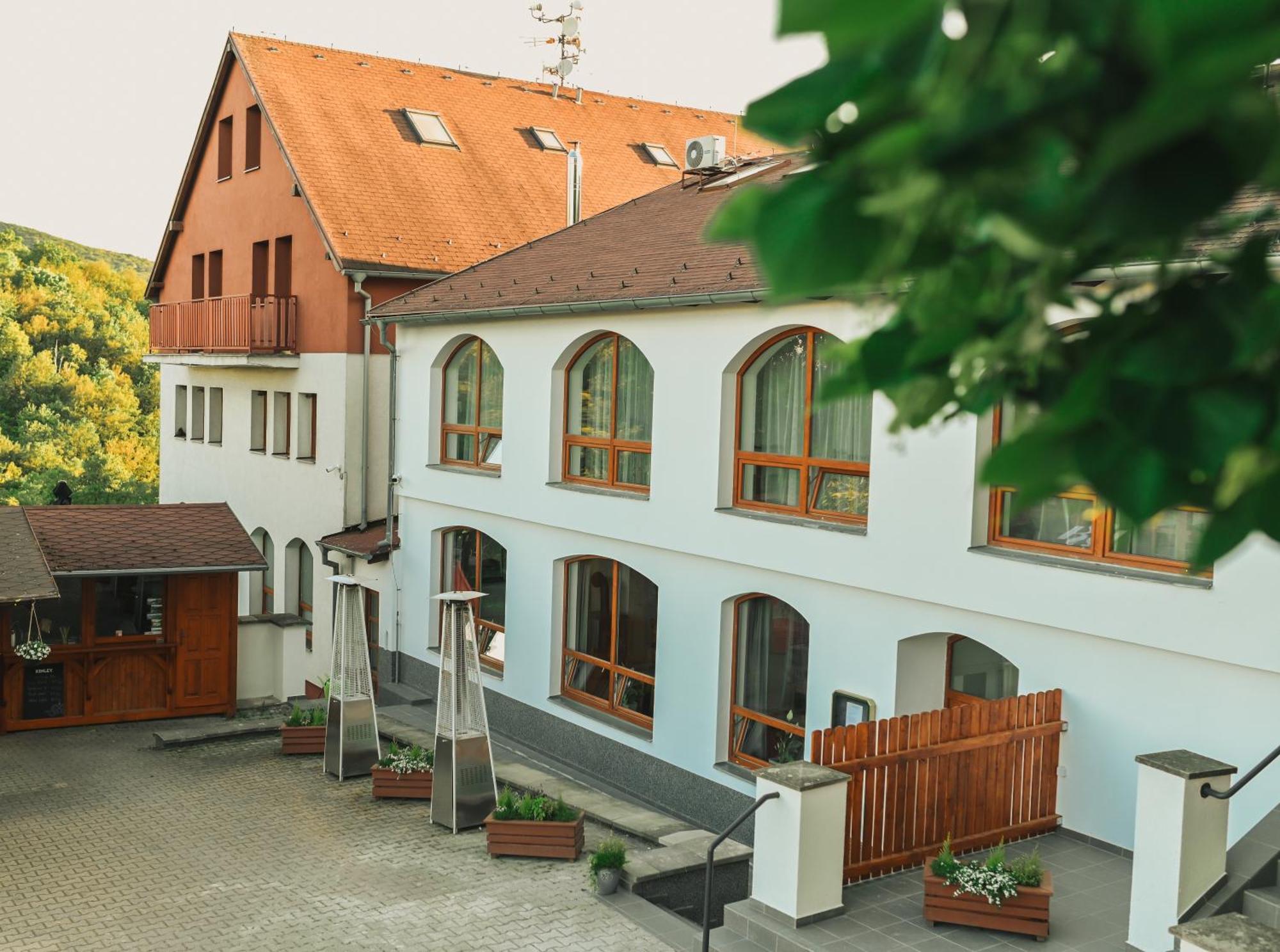 Restaurace A Penzion U Svate Barbory Усти-над-Лабем Экстерьер фото